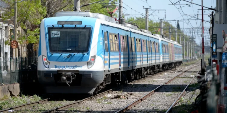 Cuatro días sin servicio en el Tren Sarmiento y Mitre : largas filas y complicaciones para miles de pasajeros.
