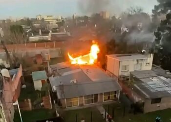 Incendio en Belén de Escobar: trabajan Bomberos cerca del Colegio preuniversitario Cereijo