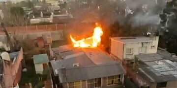 Incendio en Belén de Escobar: trabajan Bomberos cerca del Colegio preuniversitario Cereijo