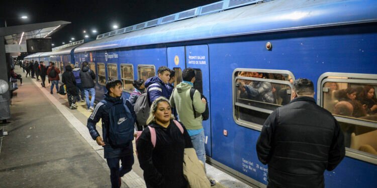 Demoras y cancelaciones en la línea San Martín por un paro del Personal de  Seguridad