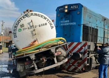 Un tren embistió a un camión en Maquinista Savio: no hubo heridos