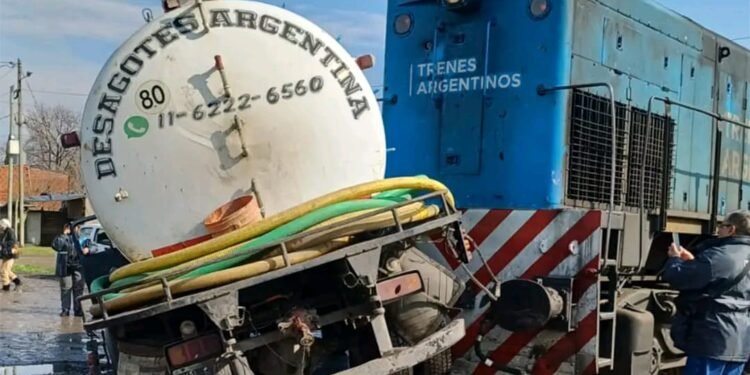 Un tren embistió a un camión en Maquinista Savio: no hubo heridos