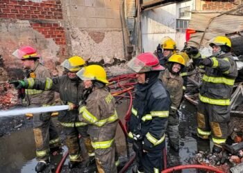 Incendio en El Talar: los bomberos cumplen cuatro días de trabajo ininterrumpido para controlar el fuego