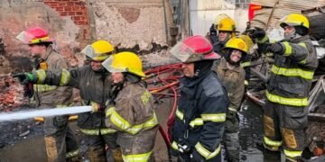 Incendio en El Talar: los bomberos cumplen cuatro días de trabajo ininterrumpido para controlar el fuego