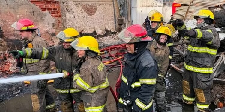 Incendio en El Talar: los bomberos cumplen cuatro días de trabajo ininterrumpido para controlar el fuego