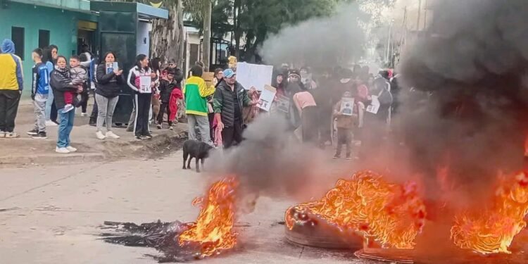 Rafael Castillo: vecinos marcharon y derribaron un búnker tras reclamar justicia por el asesinato de Iván «Cachi» González
