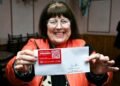 Morón continúa entregando tarjetas de beneficios para jubilados y jubiladas
