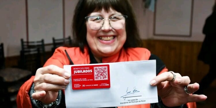 Morón continúa entregando tarjetas de beneficios para jubilados y jubiladas