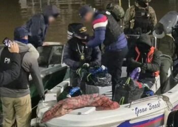 Incautaron casi 500 kilos de cocaína en un operativo sobre el río Paraná y detuvieron a cinco personas