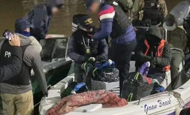 Incautaron casi 500 kilos de cocaína en un operativo sobre el río Paraná y detuvieron a cinco personas