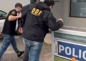 Un hombre de 40 años fue detenido acusado de abusar sexualmente de su hija cuando la niña tenía 10 años. El hecho fue denunciado por la madre de la víctima.