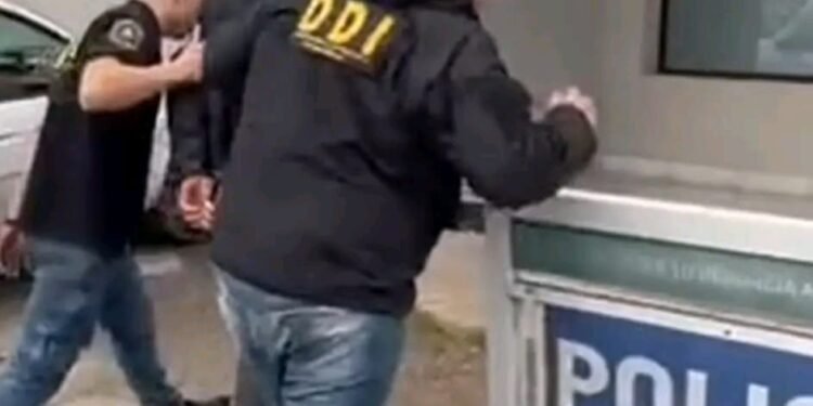 Un hombre de 40 años fue detenido acusado de abusar sexualmente de su hija cuando la niña tenía 10 años. El hecho fue denunciado por la madre de la víctima.