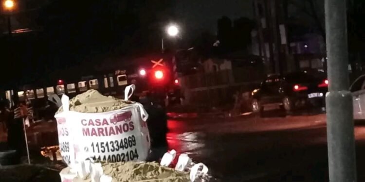 Choque entre un tren y un automóvil en un paso a nivel de Sol y Verde