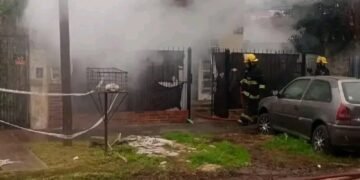Incendio y rescate en Ituzaingó: dos personas fueron salvadas por los bomberos