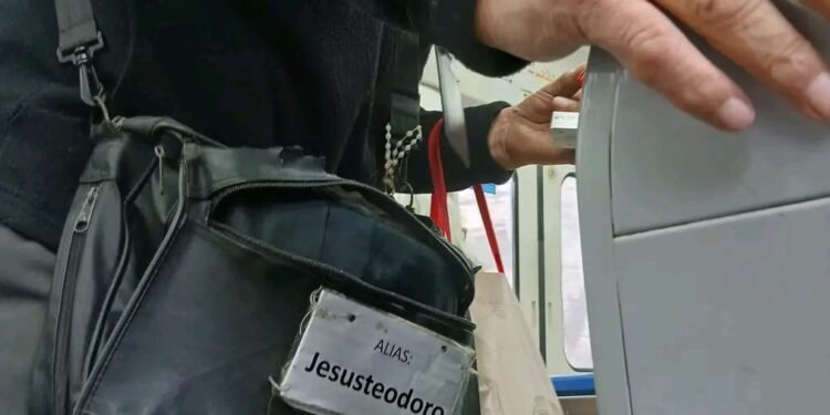 Ayudemos a un abuelo que vende en los trenes para llegar a fin de mes
