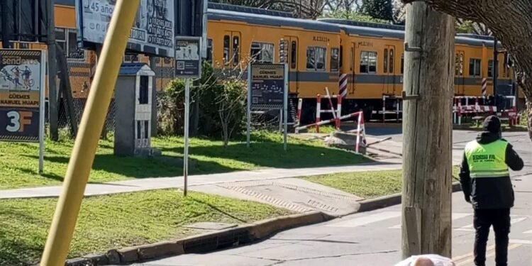 Villa Bosch :Otro choque en el tren Urquiza un automovilista intentó cruzar con las barreras bajas