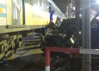 El Tren Sarmiento embistió a un auto en un paso a nivel de Ramos Mejía