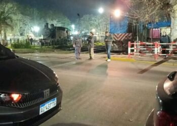Dejó el auto sobre las vías y frenó el paso de un tren en Escobar: volvió con una bolsa de comida y dijo que las balizas la habilitaban