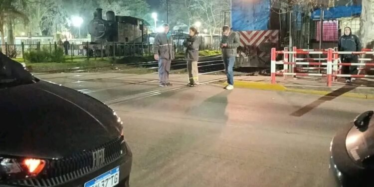 Dejó el auto sobre las vías y frenó el paso de un tren en Escobar: volvió con una bolsa de comida y dijo que las balizas la habilitaban