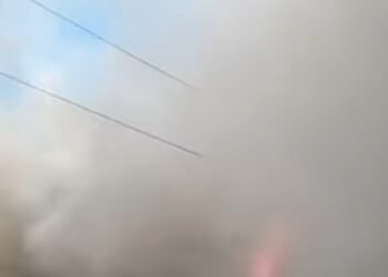 Feroz incendio en Morón: las llamas destruyeron un depósito y una vivienda familiar