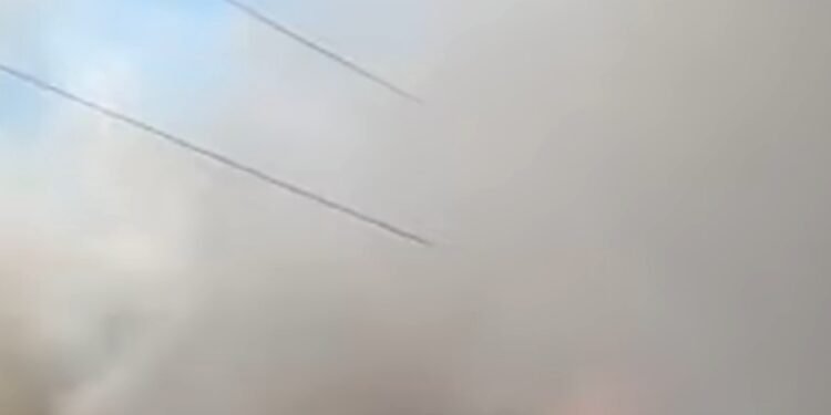 Feroz incendio en Morón: las llamas destruyeron un depósito y una vivienda familiar