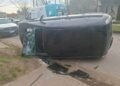 Grand Bourg: un auto quedó enganchado a un cable suelto, frenó de golpe y terminó volcando