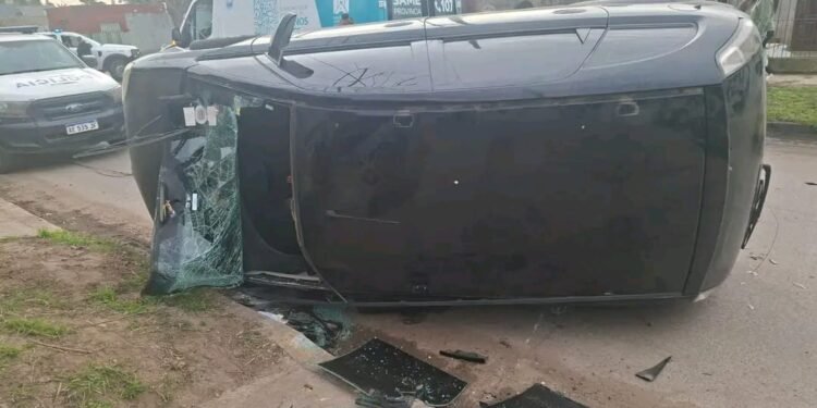Grand Bourg: un auto quedó enganchado a un cable suelto, frenó de golpe y terminó volcando