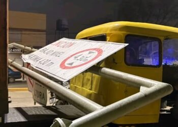 Escobar : Camión derribo  cartel y causo demoras en el transito .