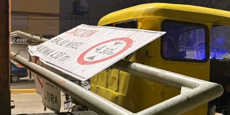 Escobar : Camión derribo cartel y causo demoras en el transito .