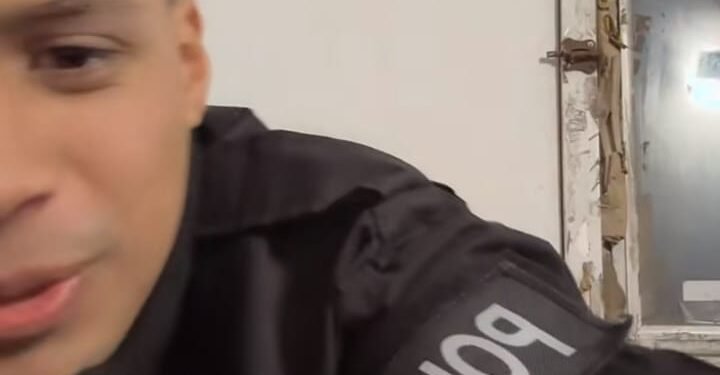 Dos policías fueron vistos haciendo un vivo de TikTok mientras estaban de guardia