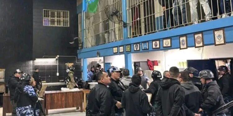 Investigan un incendio en una cárcel de Florencio Varela y denuncian amenazas contra un interno