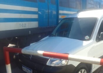 Una formación del Sarmiento embistió a una camioneta en Ciudadela y hubo demoras en el servicio