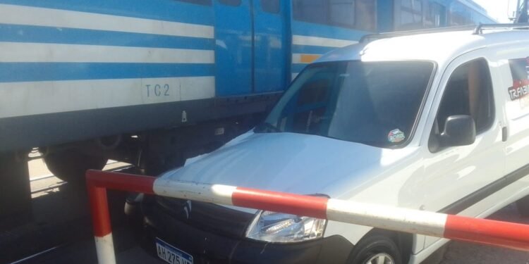 Una formación del Sarmiento embistió a una camioneta en Ciudadela y hubo demoras en el servicio