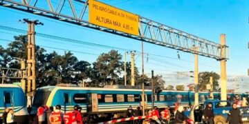 Tragedia en City Bell: un repartidor de 19 años murió tras ser arrollado por el Tren Roca