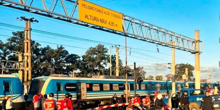 Tragedia en City Bell: un repartidor de 19 años murió tras ser arrollado por el Tren Roca
