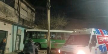 Tragedia en Temperley: un colectivero murió tras descompensarse y chocar contra una casa