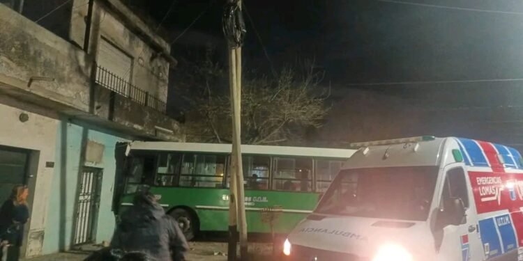 Tragedia en Temperley: un colectivero murió tras descompensarse y chocar contra una casa